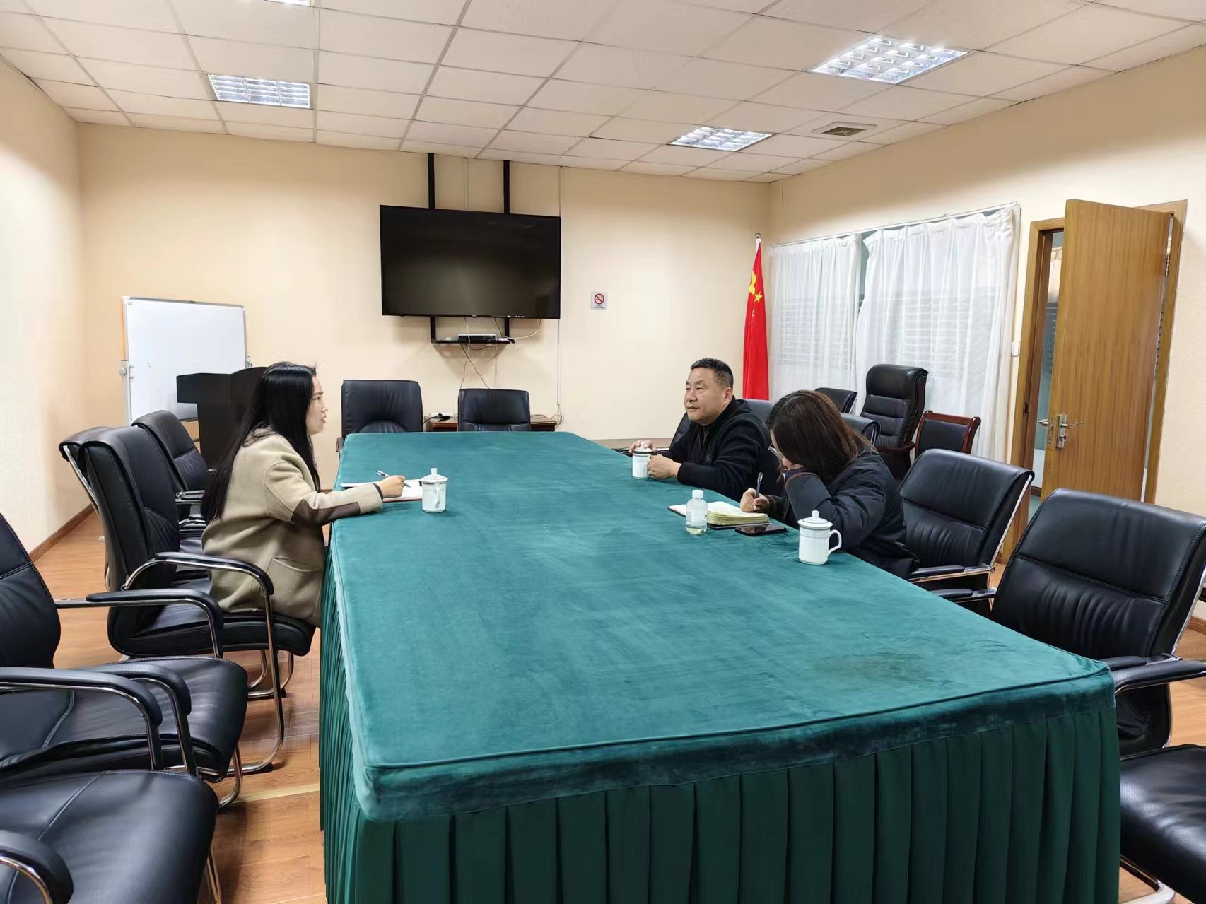 上塘街道总工会对人生就是博市场开展走访调研