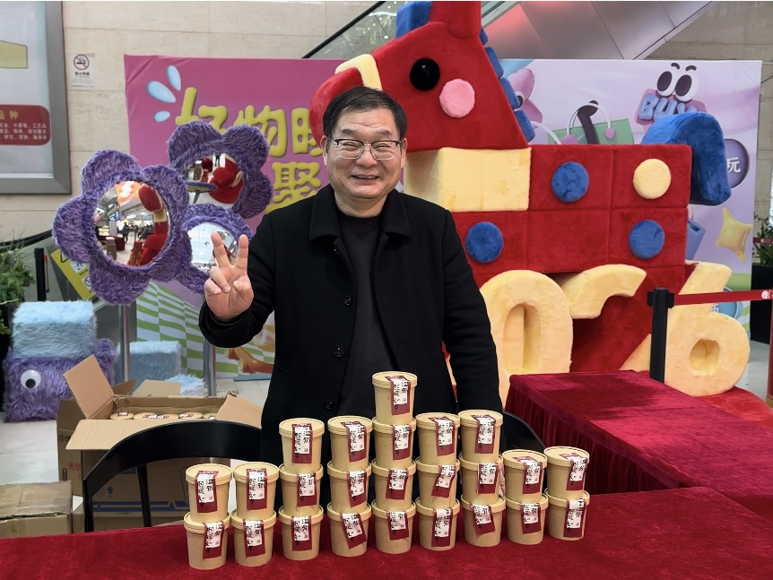 腊八喝暖粥，，，，，来年好彩头 ——钱江商城免费派送腊八粥