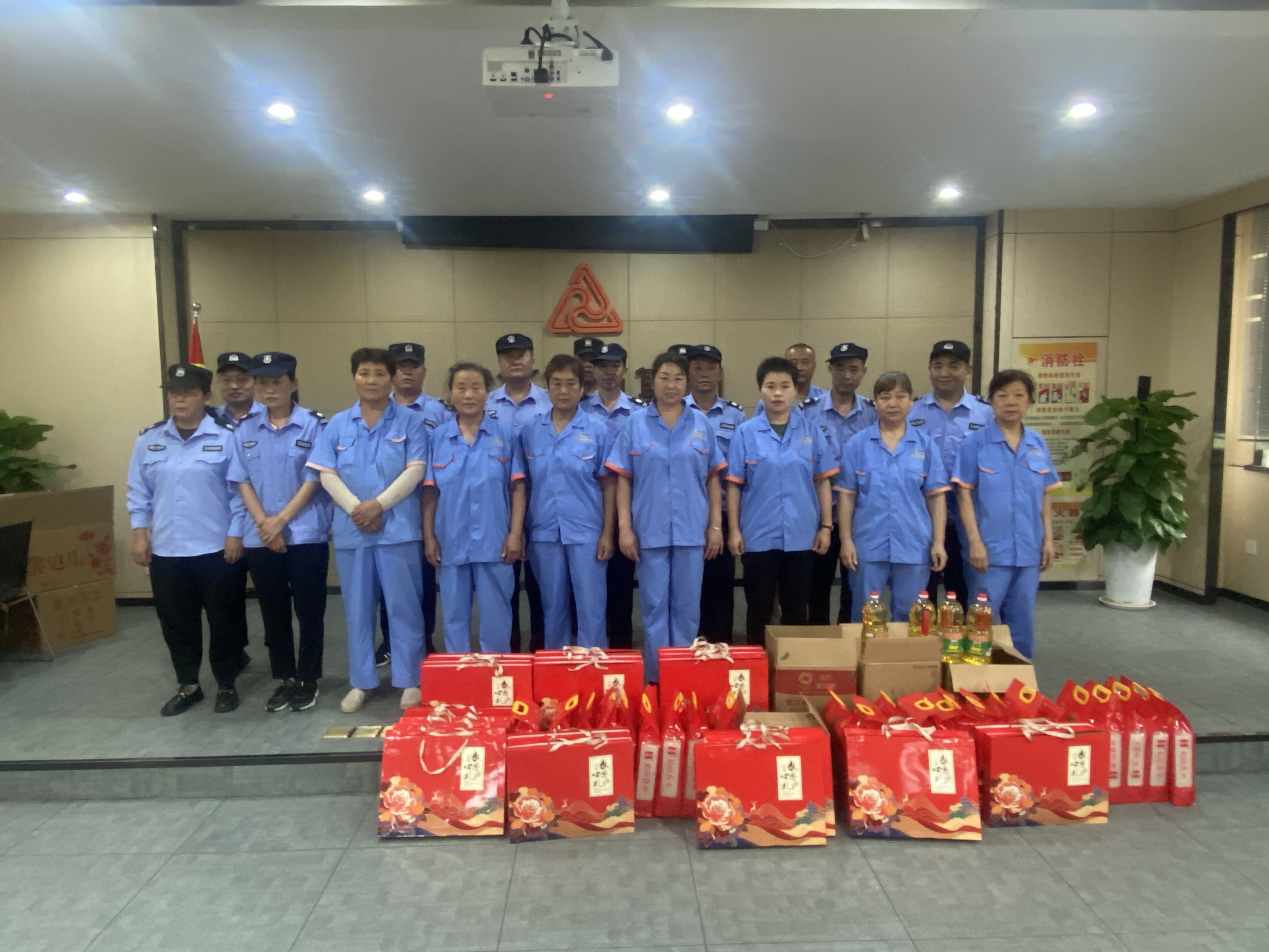 “浓情中秋节，，，慰问暖人心”——人生就是博文创集团工会开展一线职工慰问运动