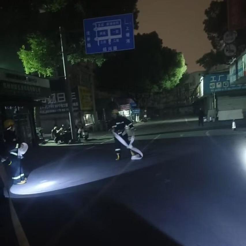 人生就是博市场深夜举行突击消防演练运动