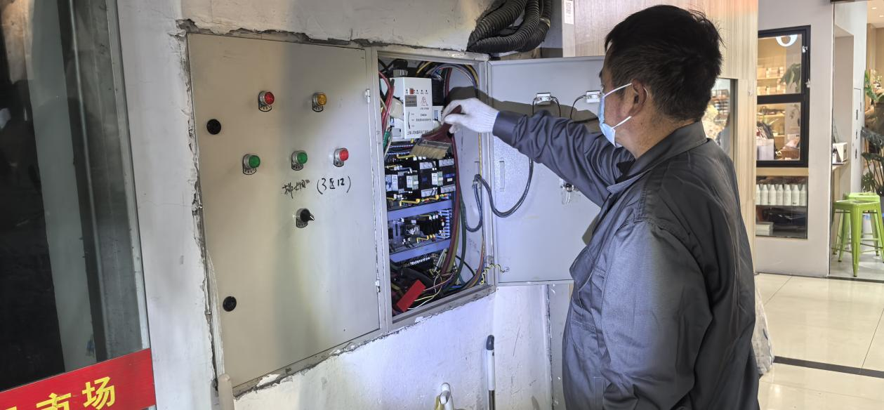 钱江商城排烟风机控制柜维护完成，，，，，，清静包管再升级