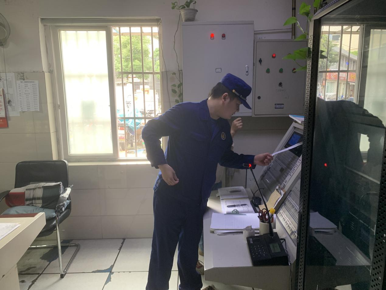 把好节前“清静关”——街道联合社区走访钱江商城开展消防清静检查