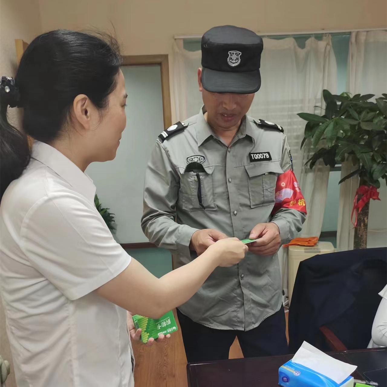 人生就是博市场工会为全体职工发放端午慰问品