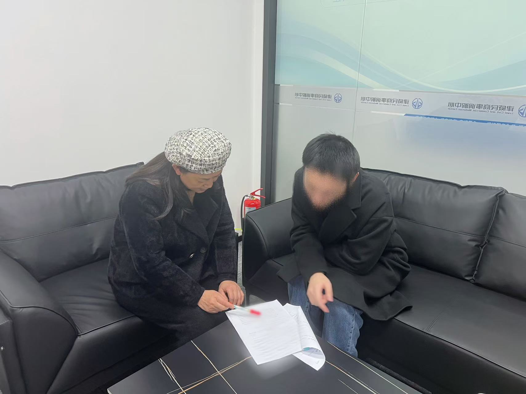 邻里同砚债，，，，，，“背靠背”调解显温情