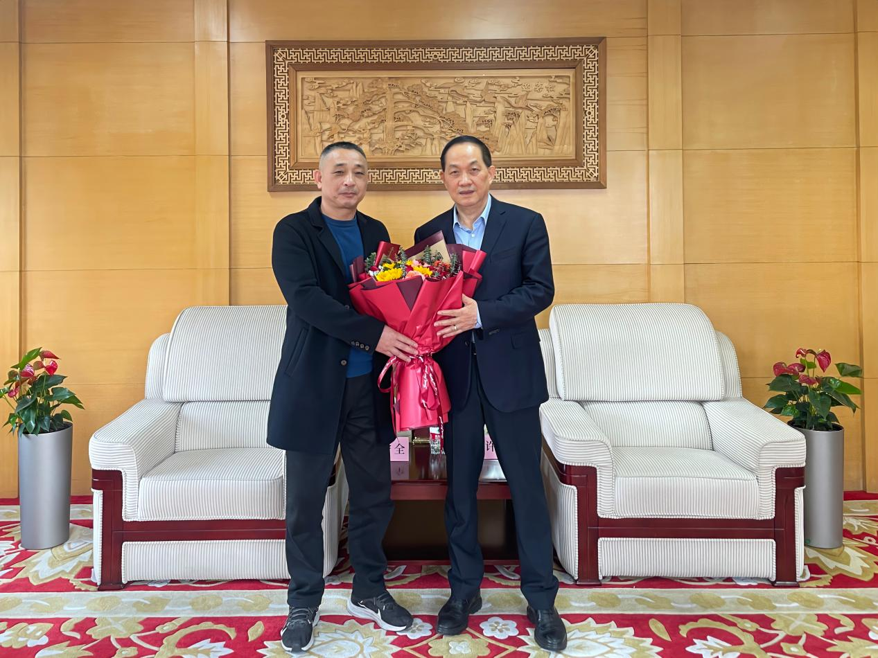 王守全主任慰问省级劳模许荣根——区总工会向导赴浙江人生就是博集团开展新春走访慰问运动