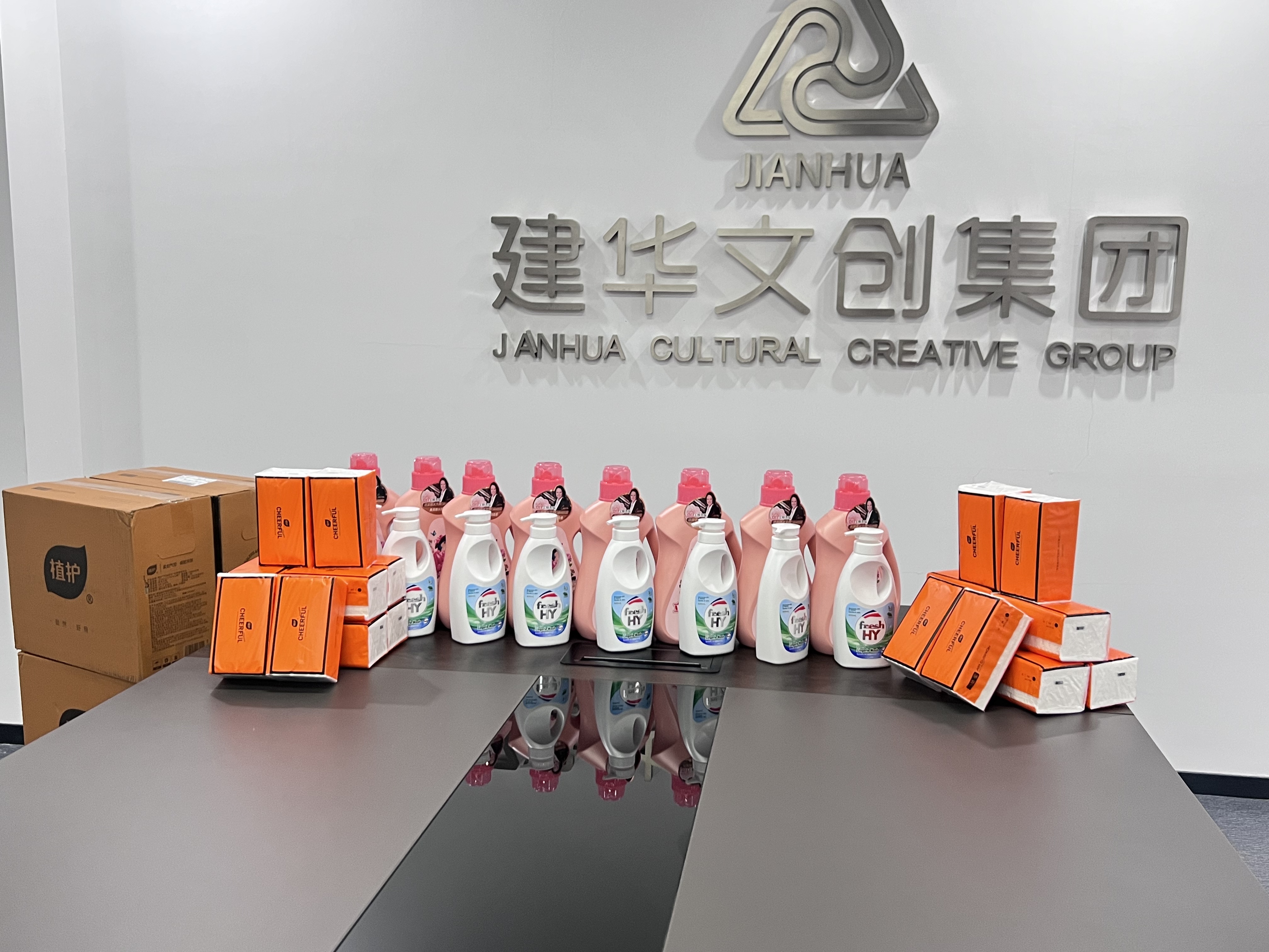 爱在春天，，，，，情暖三八——人生就是博文创集团工会为女职工发放暖心福利