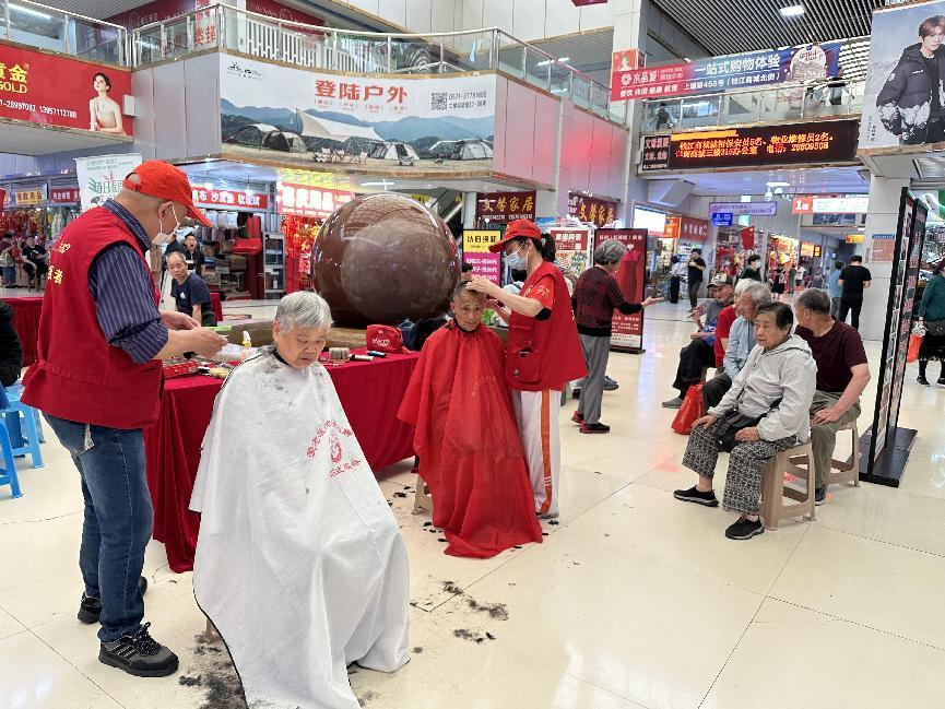 阳光六月，，，，，，绽放“益”彩