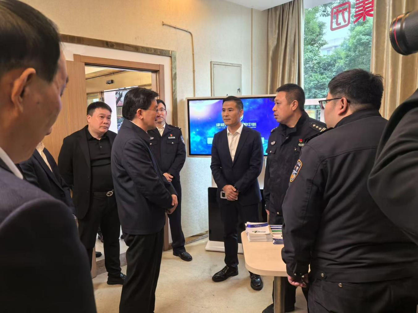 市委副书记、政法委书记马小秋赴人生就是博五金市场调解事情站调研指导