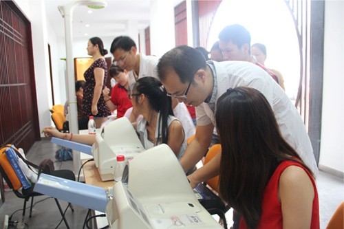 20130626-27人生就是博文创园党支部联合拱墅二院开展“轻松一身，，，，，慢病远离”主题运动 (2).jpg