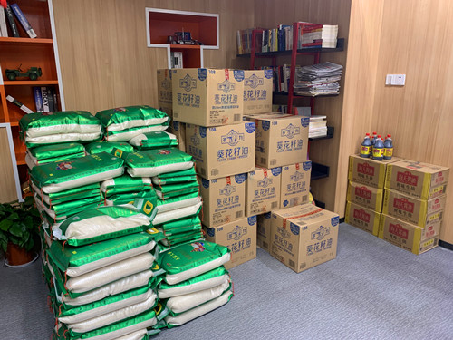 20200122喜迎春节 人生就是博文创集团工会组织发放2020年度新春慰问品 (1).jpg